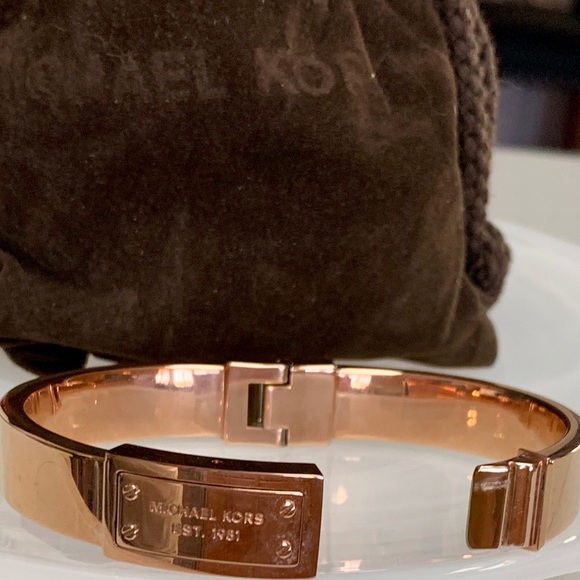 MICHAEL KORS ROSE TONE LOGO PLATE BANGLE NWOT - Picture 3 of 8